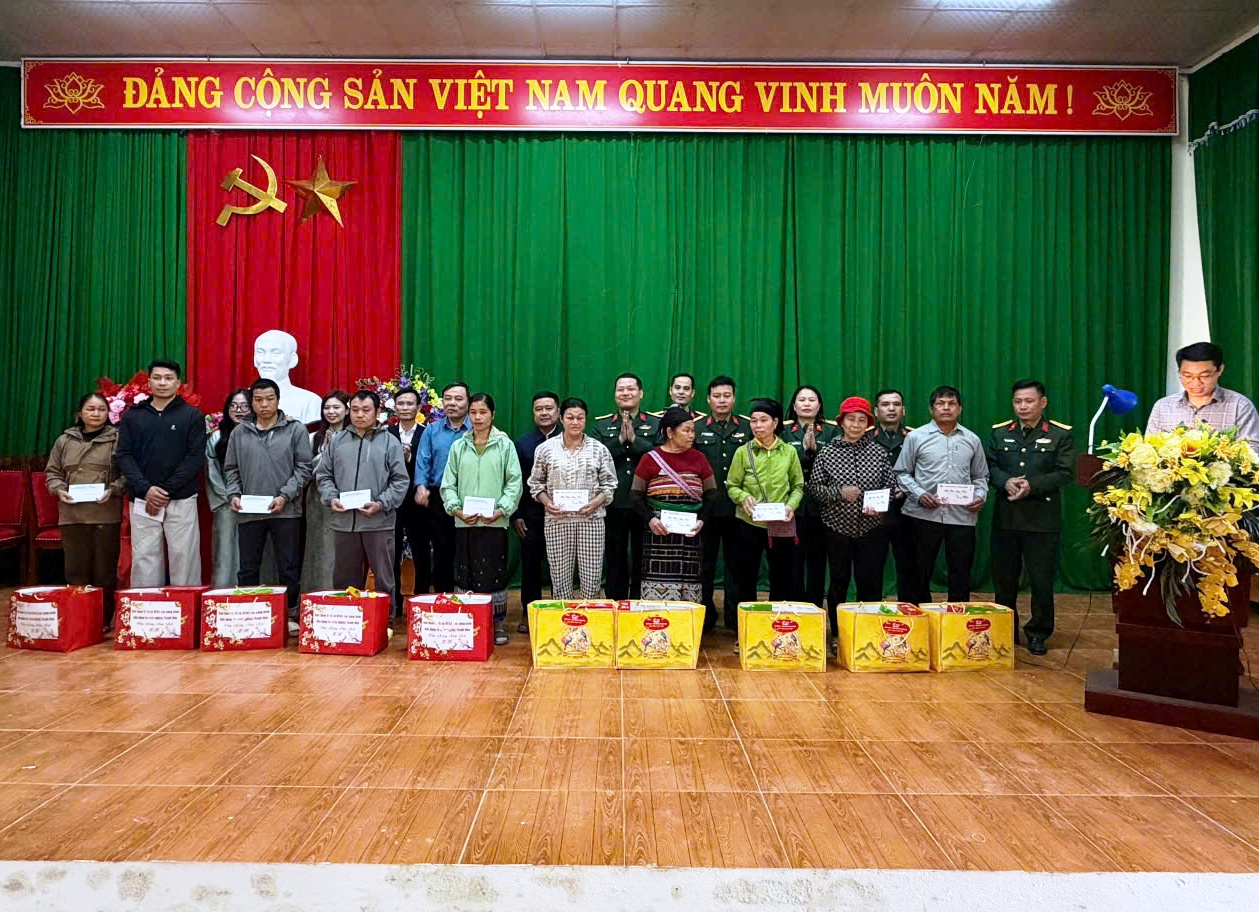 Tặng quà gia đình khó khăn, đối tượng chính sách tại khu vực biên giới, vùng sâu, vùng xa